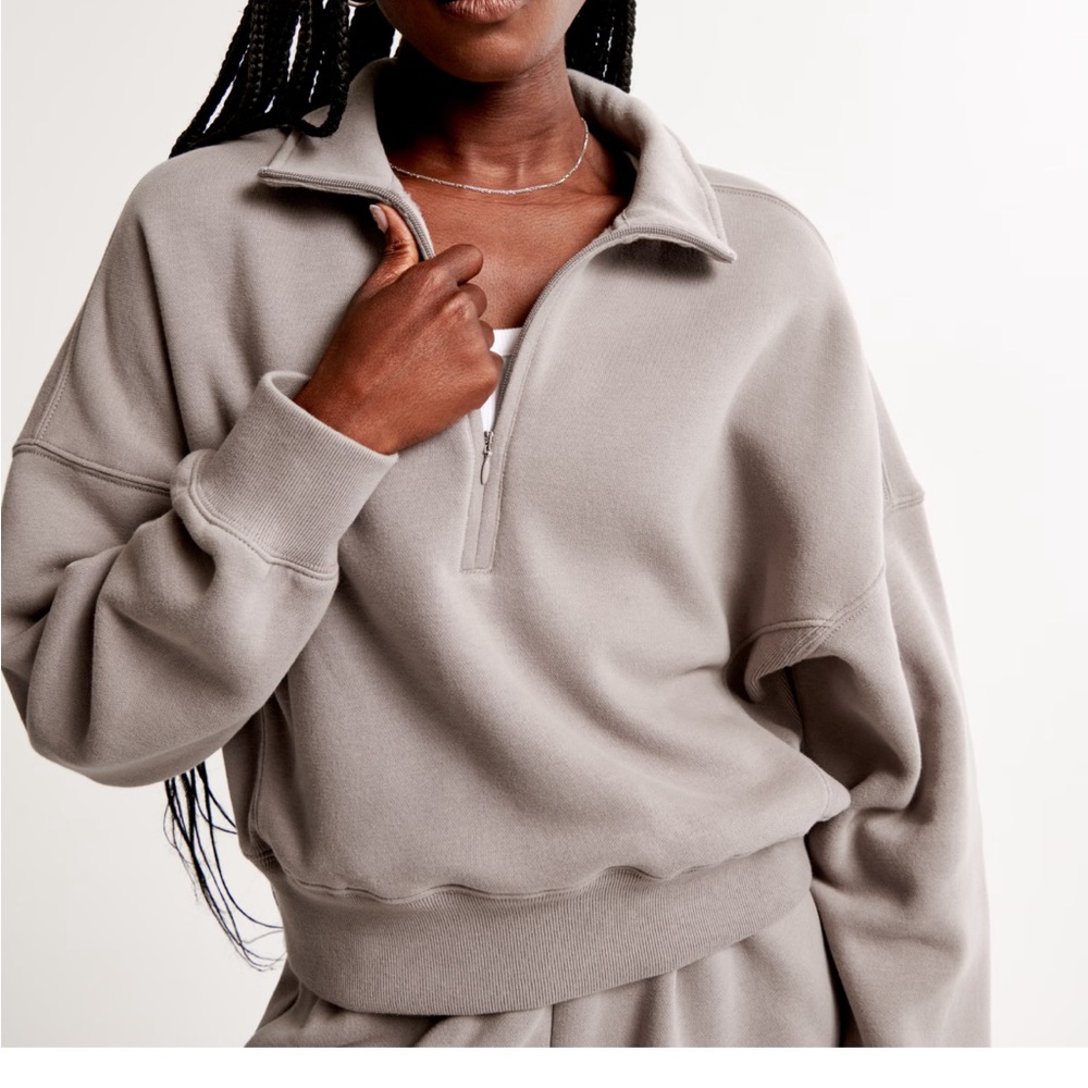 Abercrombie Essential Sunday Half Zip. Size L. Color: Taupe Grey